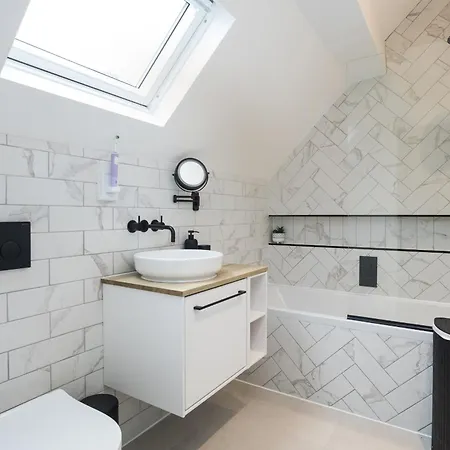25 Hall Rise * York
